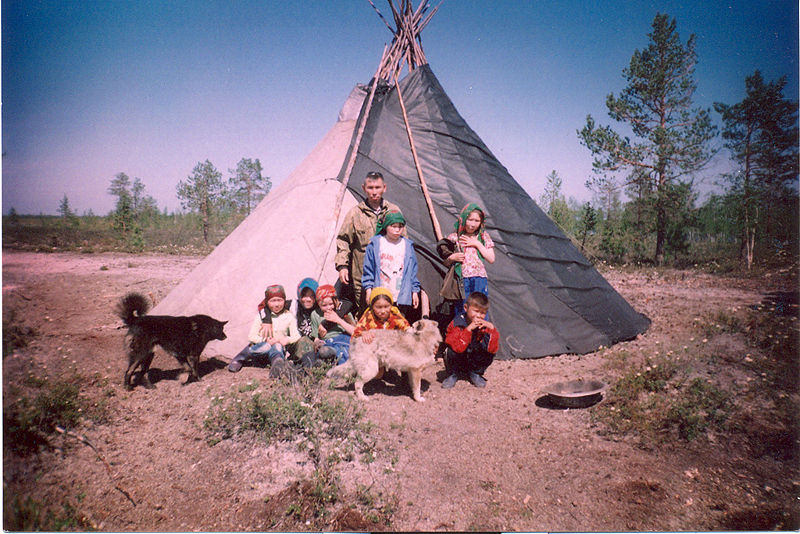 Tiedosto:Khanty in front of Chum near Lake Numto.jpg